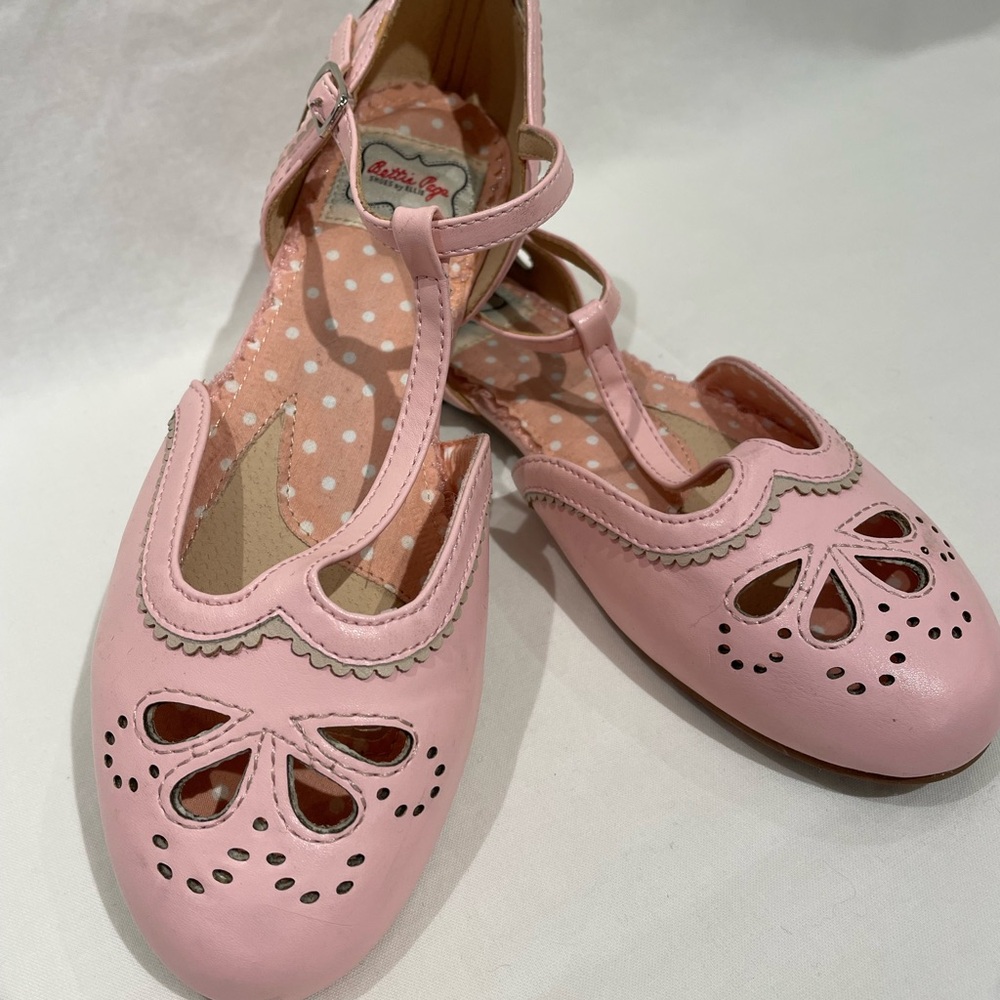 Bettie Page Julie flat size 7